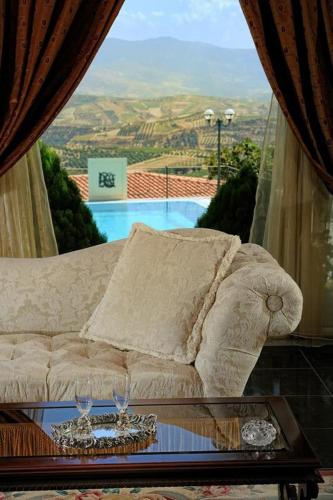 Rafkos Mansion 'Luxury Suites & Apartments' in Gorgolaini