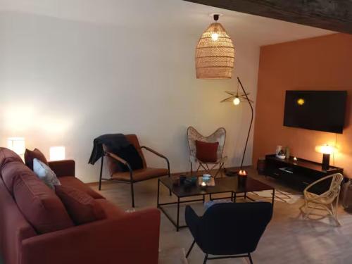Les Blés Dorés et Les Graines de Lin, 2 gîtes à la Ferme avec moutons et piscine, à côté de Beaune (Les Bles Dores maison 3 chambres et Les Graines de Lin maison 3 chambres, 2 gites independants avec ) in Corgengoux