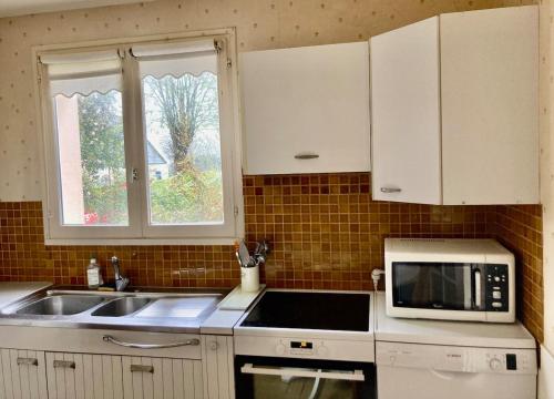 Maison aux camélias (Maison aux camelias) in Locquenole