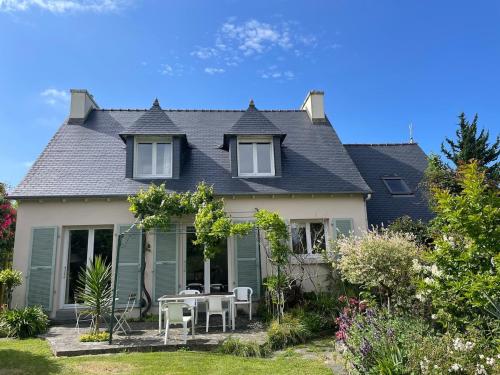 Maison aux camélias (Maison aux camelias) in Locquenole