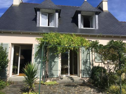 Maison aux camélias (Maison aux camelias) in Locquenole