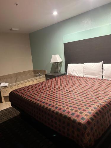 Scottish Inns White Settlement Room Type - King Room with Spa Bath