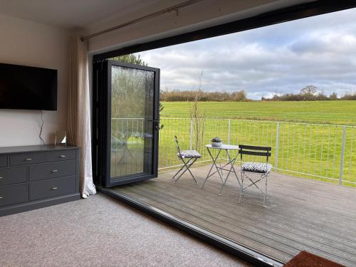 Gorgeous modern countryside loft, Bath (photo 9)