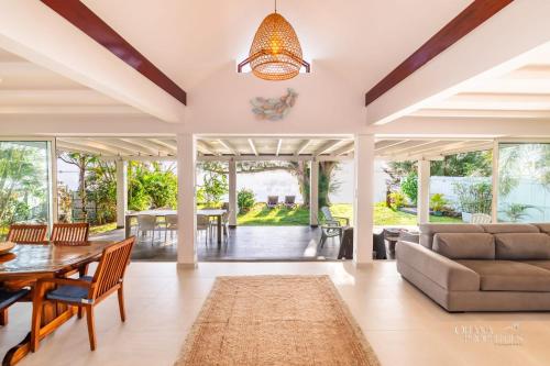 Kamar tidur, Villa Vanaki - Beachfront Villa 4BR w AC in Nu'urua