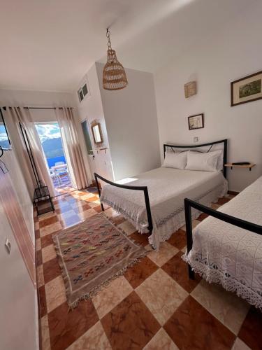 1 double bed, 1 twin bed
