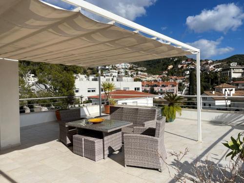 ระเบียง/ชานเรือน, Entire villa with pool, ocean & mountain views in กินต์ มาร์