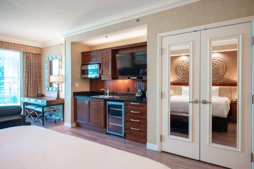 No Resort Fee Strip View Balcony+ Valet Parking, Las Vegas (photo 9)