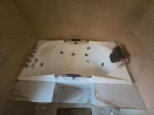 Bany calent, Zuba waterfall executive Lodge in Ndola