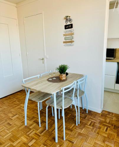 Facilities, Cosy flat with view near Curry House