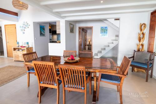 Villa Vanaki - Beachfront Villa 4BR w AC in Nu'urua
