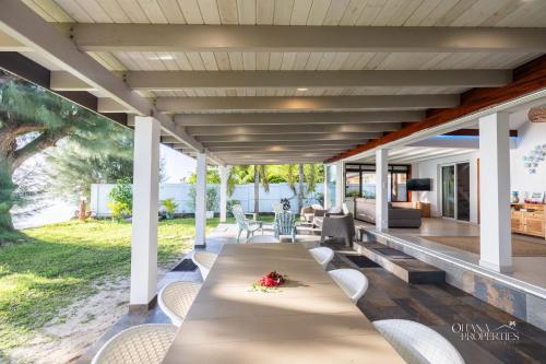 Villa Vanaki - Beachfront Villa 4BR w AC in Nu'urua