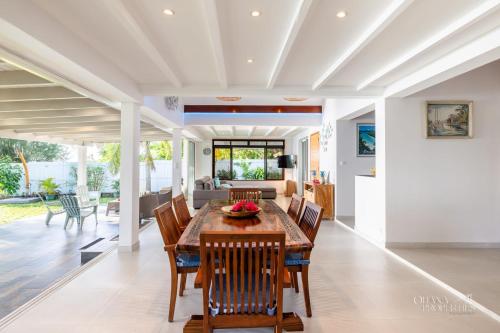 Villa Vanaki - Beachfront Villa 4BR w AC in Nu'urua