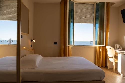 Single Room with Sea View image 10