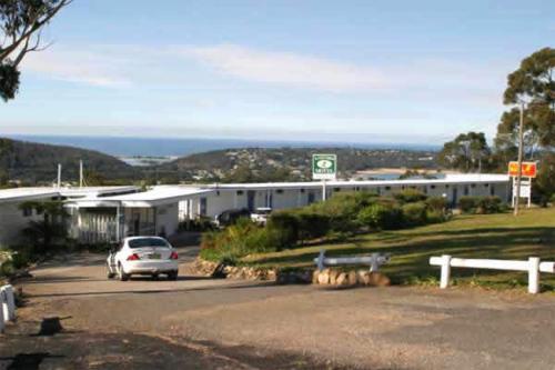 Kingfisher Motel (Adults only) Stop at Kingfisher Motel to discover the wonders of Merimbula. Both business travelers and tourists can enjoy the hotels facilities and services. To be found at the hotel are free Wi-Fi in all rooms,