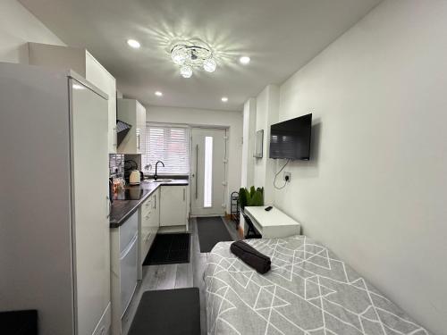 Kitchen, Private Mini Studio Room in Moseley in King's Heath
