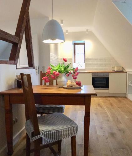 Iekārtas, Dachgeschosswohnung Warft Simmerdeis in Reetdachhaus mit parkähnlichem Garten (Dachgeschosswohnung Warft Simmerdeis in Reetdachhaus mit parkahnlichem Garten) in Oldenswort
