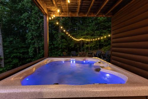 Mountain View Cabin - Hot Tub-Fire Pit-Pool Table in Mineral Bluff, USA