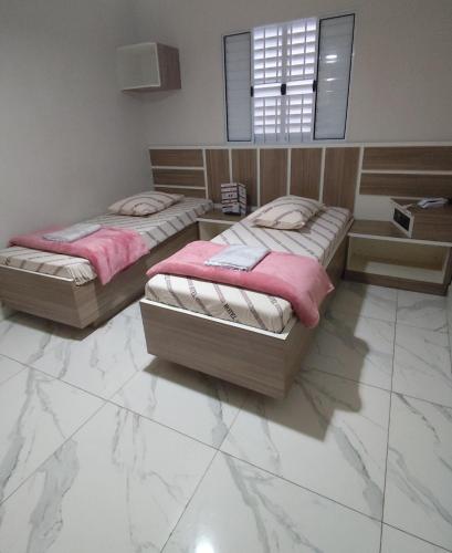 Twin Room image 3