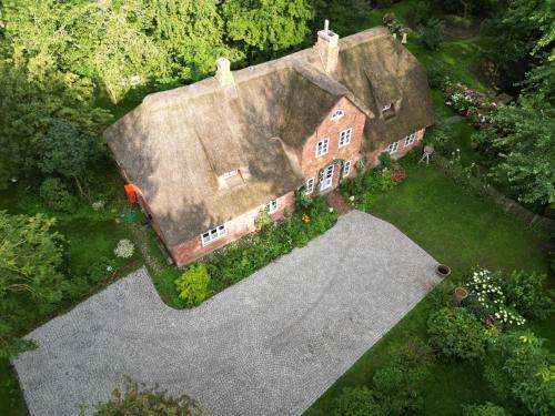 Viesnīcas āriene, Dachgeschosswohnung Warft Simmerdeis in Reetdachhaus mit parkähnlichem Garten (Dachgeschosswohnung Warft Simmerdeis in Reetdachhaus mit parkahnlichem Garten) in Oldenswort