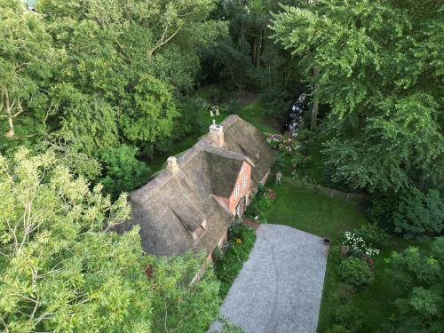 Viesnīcas āriene, Dachgeschosswohnung Warft Simmerdeis in Reetdachhaus mit parkähnlichem Garten (Dachgeschosswohnung Warft Simmerdeis in Reetdachhaus mit parkahnlichem Garten) in Oldenswort