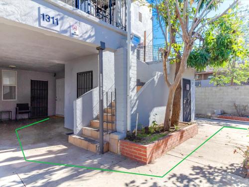 Exterior view, Modern 3 Bedroom Apartment in San Fernando in Santa Clarita