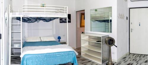 1 queen bed, 1 bunk bed