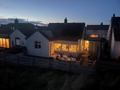 Marram Cottage - Well Equipped, Cosy, Home from Home, Next to Beach,