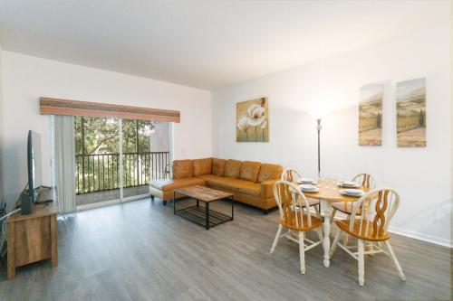 Huge Screened Patio That Overlooks Lake Buck, Near Famous Attractions!