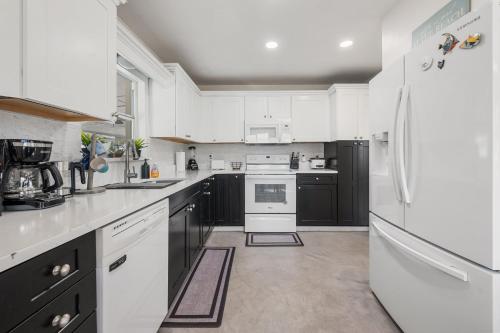 Heated Pool, Lush Breezeway, Bikes, BBQ, Near Beach Heated Pool, Lush Breezeway, Bikes, BBQ, Near Beach