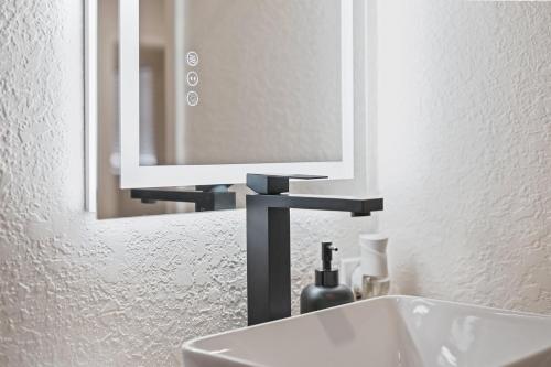 Heated Pool, Lush Breezeway, Bikes, BBQ, Near Beach Heated Pool, Lush Breezeway, Bikes, BBQ, Near Beach