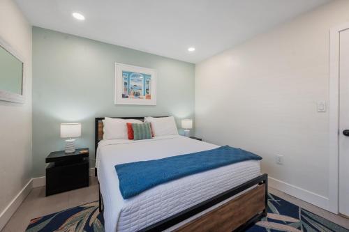 Heated Pool, Lush Breezeway, Bikes, BBQ, Near Beach Heated Pool, Lush Breezeway, Bikes, BBQ, Near Beach