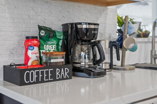 Heated Pool, Lush Breezeway, Bikes, BBQ, Near Beach Heated Pool, Lush Breezeway, Bikes, BBQ, Near Beach