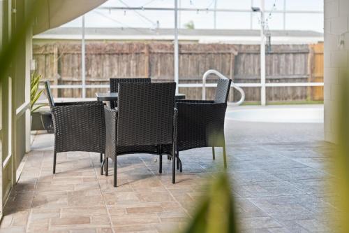 Heated Pool, Lush Breezeway, Bikes, BBQ, Near Beach Heated Pool, Lush Breezeway, Bikes, BBQ, Near Beach