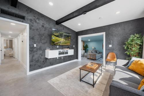 Heated Pool, Lush Breezeway, Bikes, BBQ, Near Beach Heated Pool, Lush Breezeway, Bikes, BBQ, Near Beach