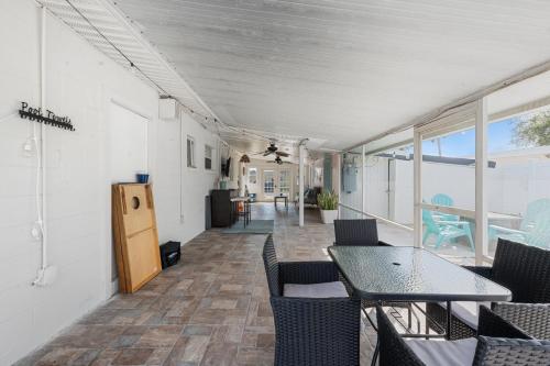 Heated Pool, Lush Breezeway, Bikes, BBQ, Near Beach Heated Pool, Lush Breezeway, Bikes, BBQ, Near Beach