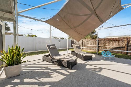 Heated Pool, Lush Breezeway, Bikes, BBQ, Near Beach Heated Pool, Lush Breezeway, Bikes, BBQ, Near Beach