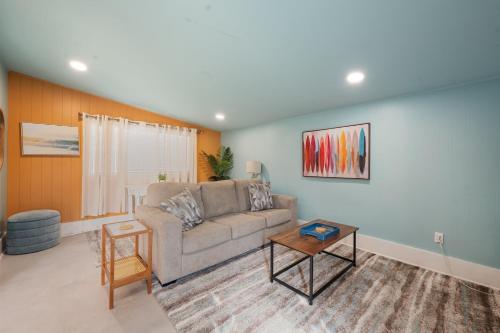 Heated Pool, Lush Breezeway, Bikes, BBQ, Near Beach Heated Pool, Lush Breezeway, Bikes, BBQ, Near Beach