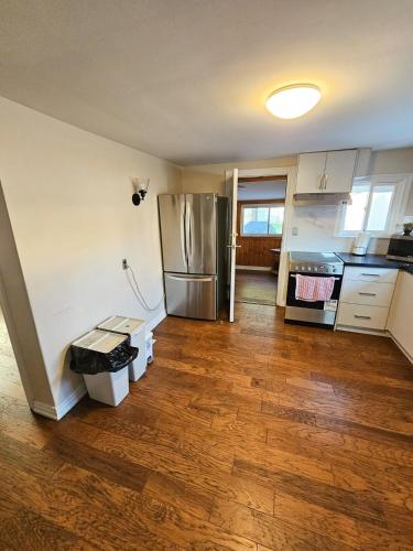 Spacious 2-bedroom ground floor unit near beach in Cobourg (ON)