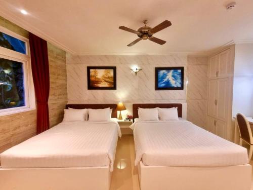 2 queen beds