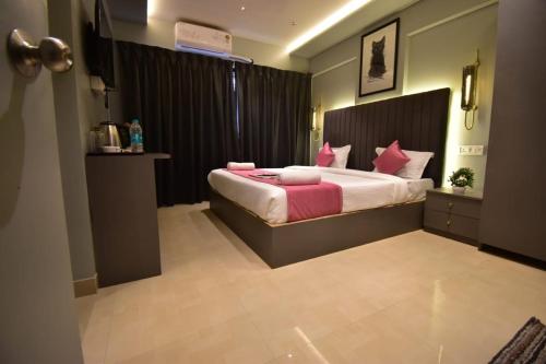 Hotel Aura Near Kokilaben Dhirubhai Ambani Hospital Mumbai