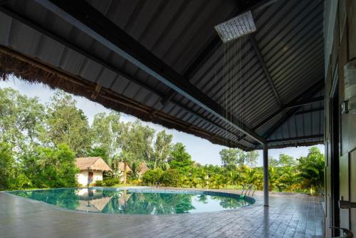 Peldbaseins, Dandeli Kali River Resort in Dandeli