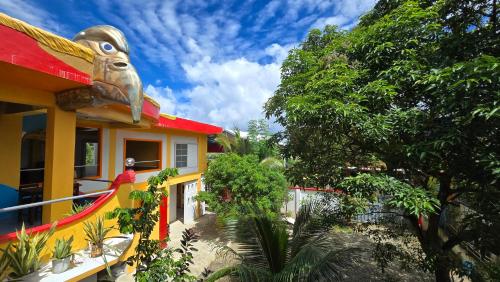Exterior view, Eagle's Nest Inn in Caticlan