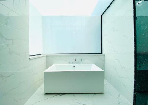 棕榈泉别墅e1六卧近步行街近中天海滩 棕榈泉别墅e1六卧近步行街近中天海滩