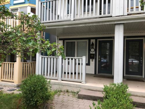 Toronto downtown Woodbine beaches private cozy room near กรีกทาวน์ ออน เดอะ แดนฟอร์ธ
