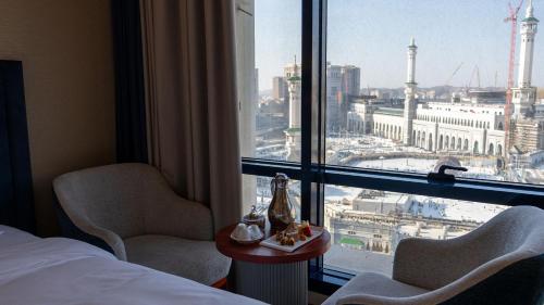 Zimmer mit 2 einzelbetten, blick auf den haram