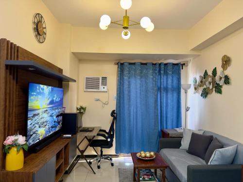 BayFront 1BR Condo in Pasay with FREE Wi-Fi, Netflix, Pool Access & Gym, Near NAIA Airport, MOA, OKADA, CCP & PICC, Manila