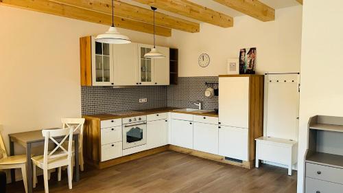 virtuve, Četnická Stanice Mšeno (Cetnicka Stanice Mseno) in Lobeč