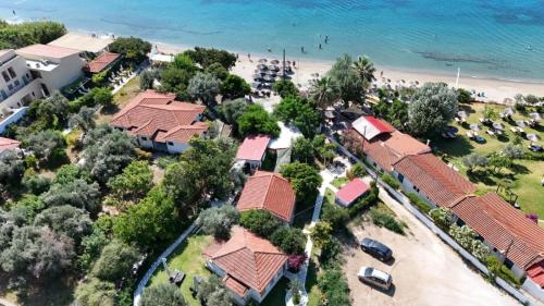 Physis Oikos Beachfront Apartments – khách sạn tại Đảo Skiathos