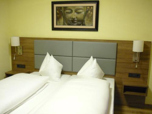 Standard Double Room image 6