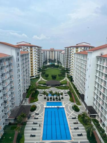 2BR Family suite with Balcony with WiFi and Netflix, behind SM Sucat, Manila
